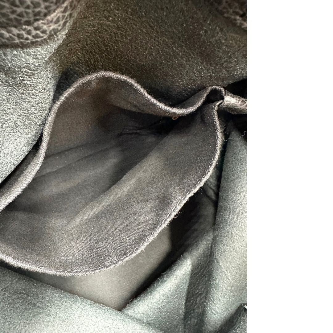 Tasca Zaino The Bridge in pelle martellata nera, rifinito con parti metalliche dorate, munito di bretelle in pelle regolabili. Completo di dustbag. Originale, usata, di lusso, in ottime condizioni