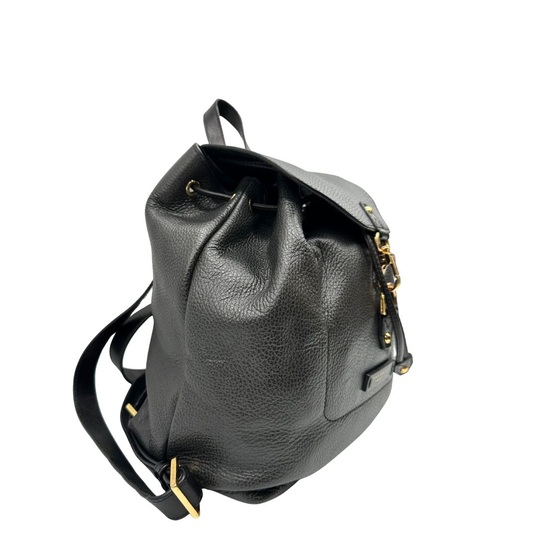 Laterali Zaino The Bridge in pelle martellata nera, rifinito con parti metalliche dorate, munito di bretelle in pelle regolabili. Completo di dustbag. Originale, usata, di lusso, in ottime condizioni