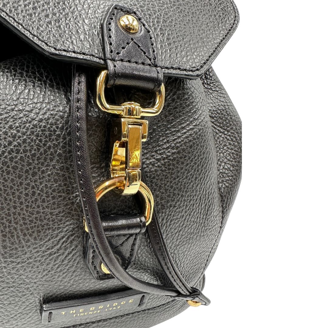 Zaino The Bridge in pelle martellata nera, rifinito con parti metalliche dorate, munito di bretelle in pelle regolabili. Completo di dustbag. Originale, usata, di lusso, in ottime condizioni