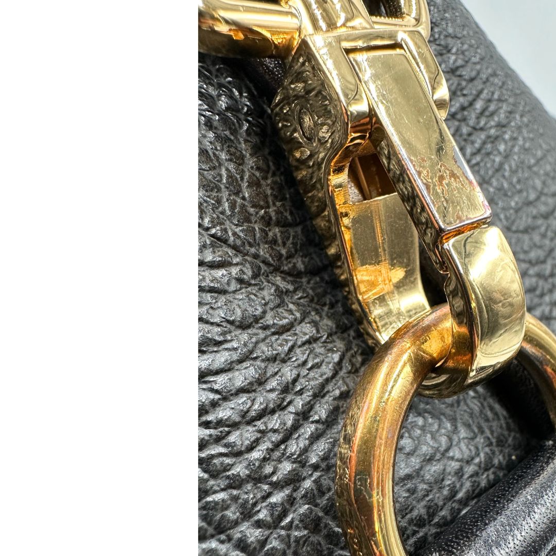 Zaino The Bridge in pelle martellata nera, rifinito con parti metalliche dorate, munito di bretelle in pelle regolabili. Completo di dustbag. Originale, usata, di lusso, in ottime condizioni