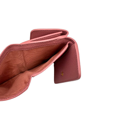 portafoglio Miu Miu in pelle rosa martellata con parti metalliche dorate