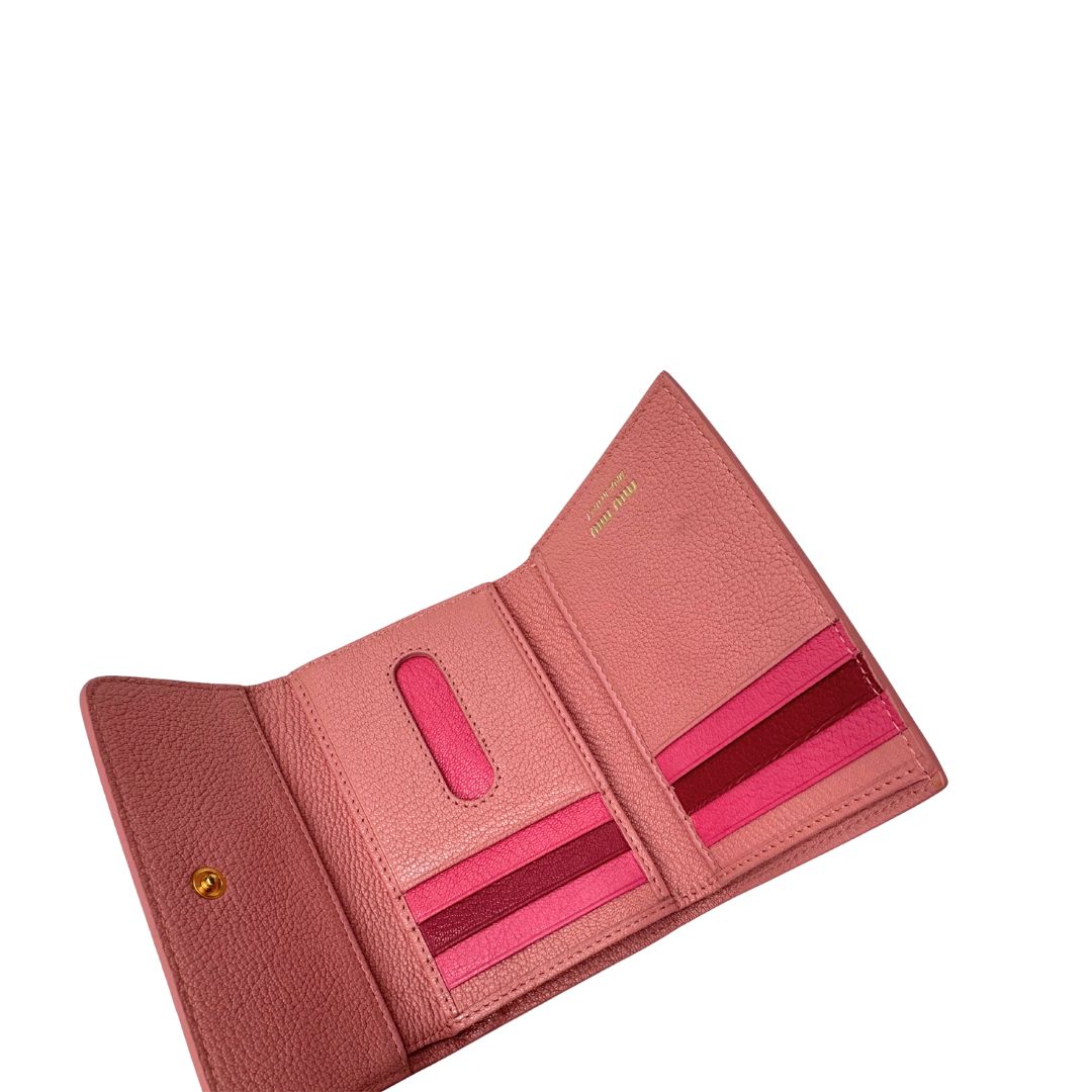 portafoglio Miu Miu in pelle rosa martellata con parti metalliche dorate