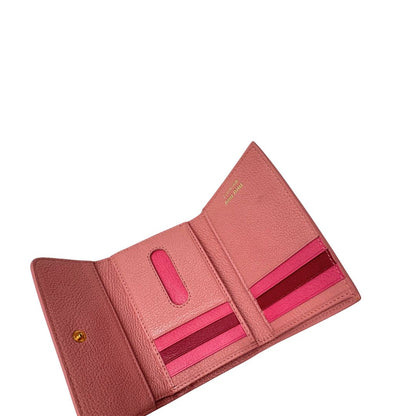 portafoglio Miu Miu in pelle rosa martellata con parti metalliche dorate