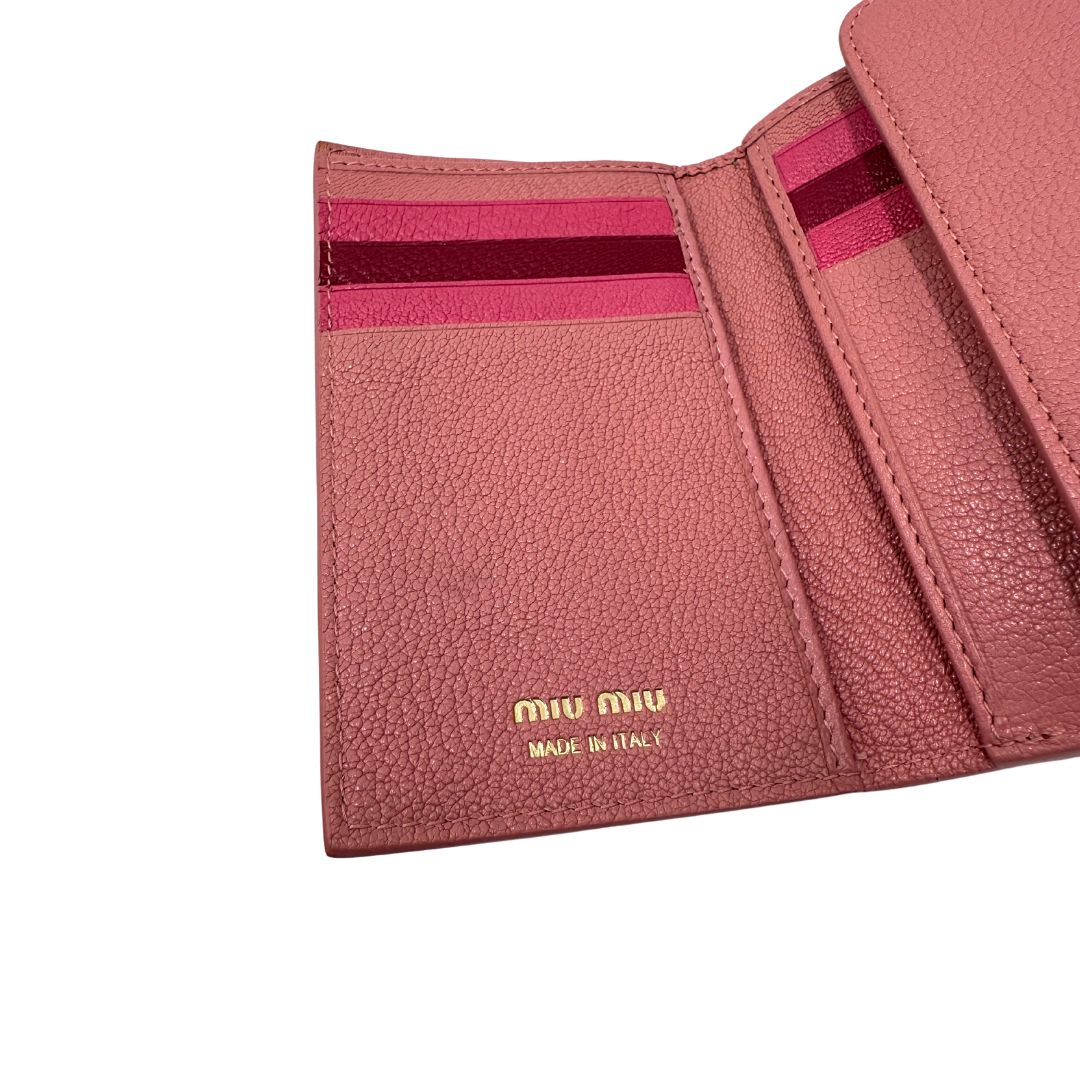 portafoglio Miu Miu in pelle rosa martellata con parti metalliche dorate