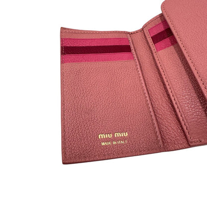 portafoglio Miu Miu in pelle rosa martellata con parti metalliche dorate