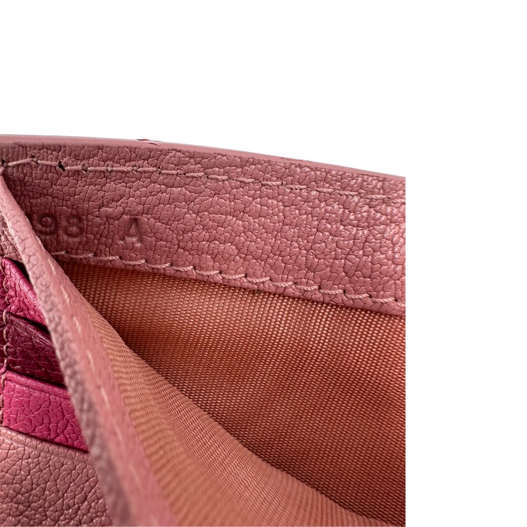 portafoglio Miu Miu in pelle rosa martellata con parti metalliche dorate