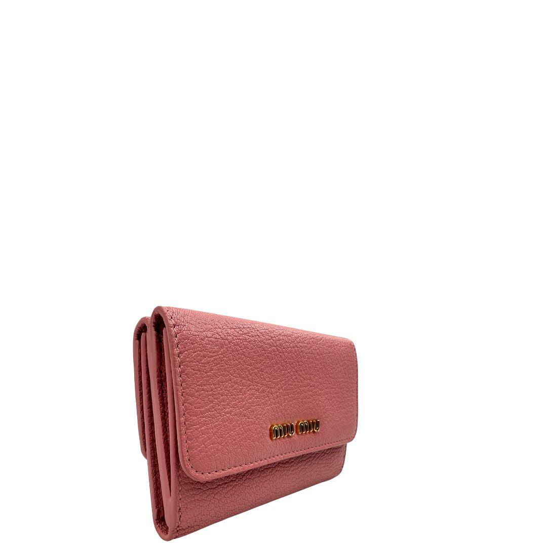 portafoglio Miu Miu in pelle rosa martellata con parti metalliche dorate