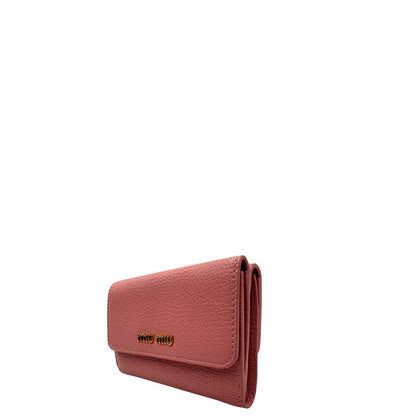 portafoglio Miu Miu in pelle rosa martellata con parti metalliche dorate