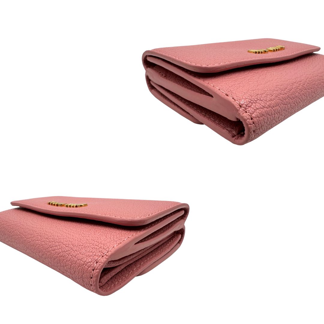 portafoglio Miu Miu in pelle rosa martellata con parti metalliche dorate