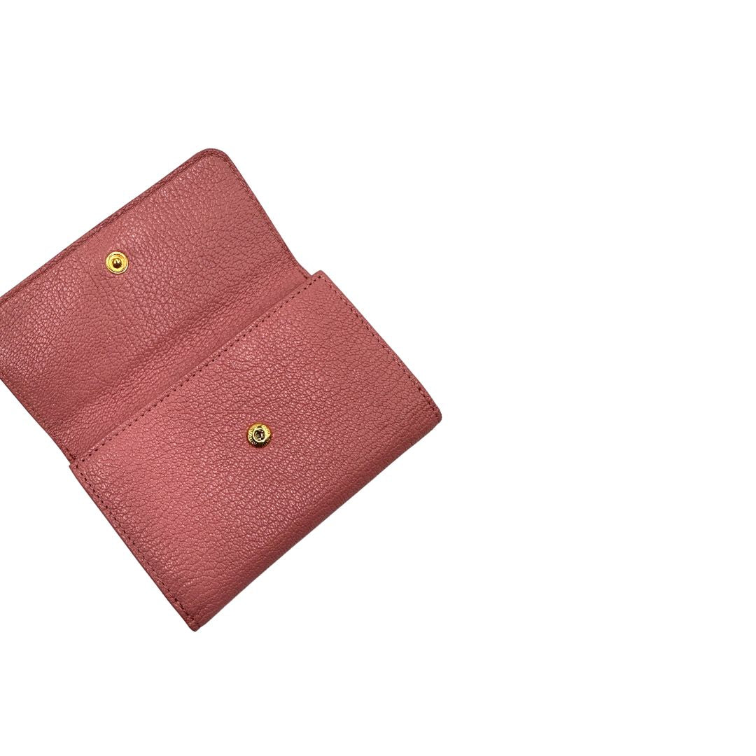 portafoglio Miu Miu in pelle rosa martellata con parti metalliche dorate