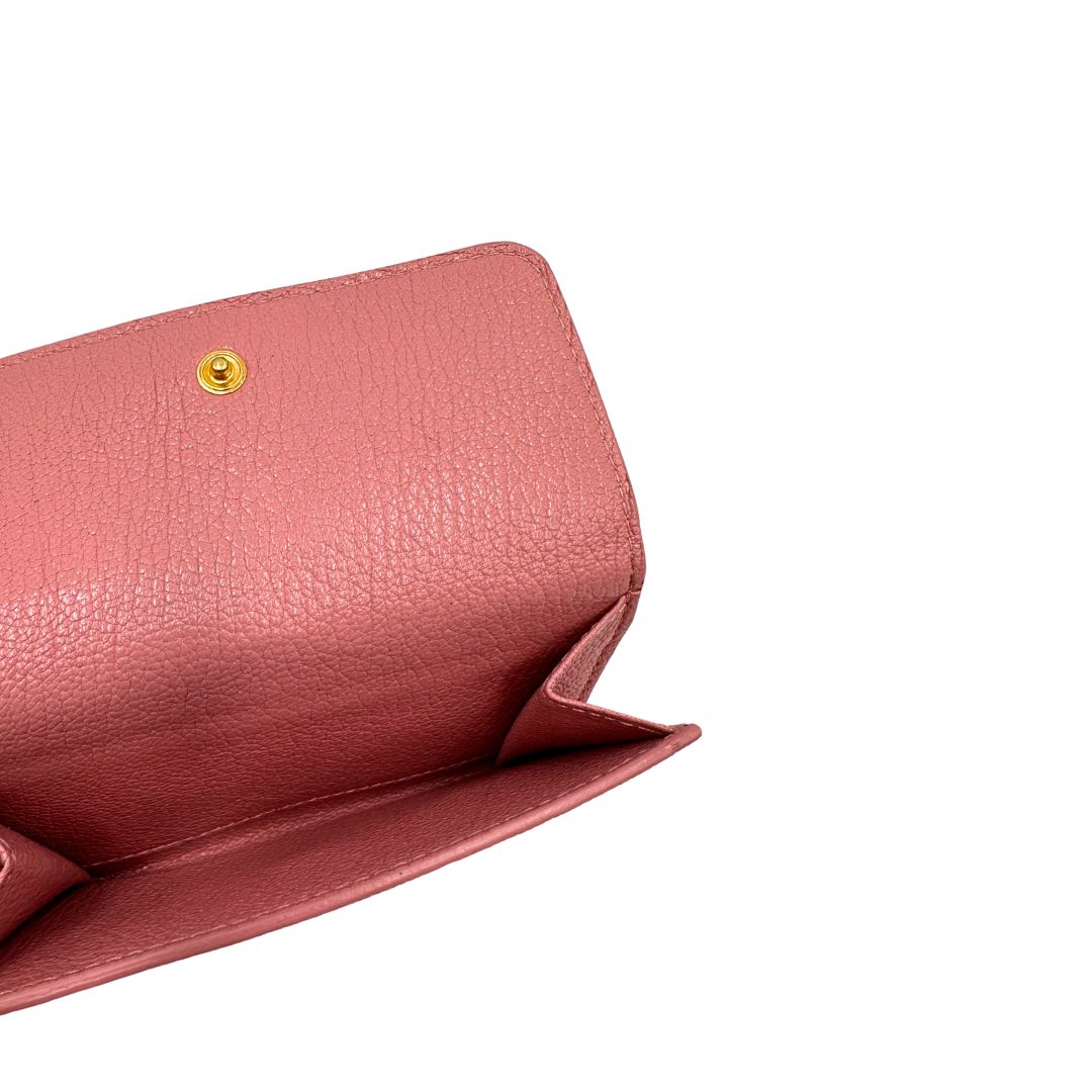 portafoglio Miu Miu in pelle rosa martellata con parti metalliche dorate