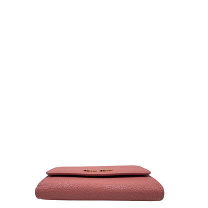 base portafoglio Miu Miu in pelle rosa martellata con parti metalliche dorate