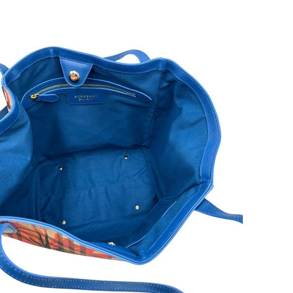 Interno di una Borsa Burberry in canvas beige trama tartan rifinita con parti in pelle blu e impreziosita da stampa floreale; indossabile a spalla. Originale, usata, di lusso, in ottime condizioni.