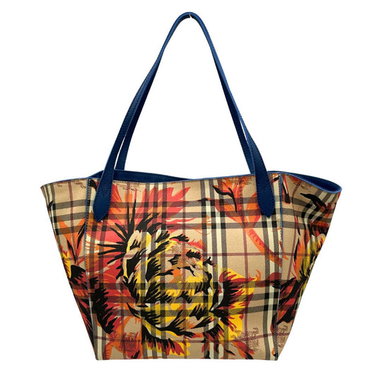 Front di una Borsa Burberry in canvas beige trama tartan rifinita con parti in pelle blu e impreziosita da stampa floreale; indossabile a spalla. Originale, usata, di lusso, in ottime condizioni.