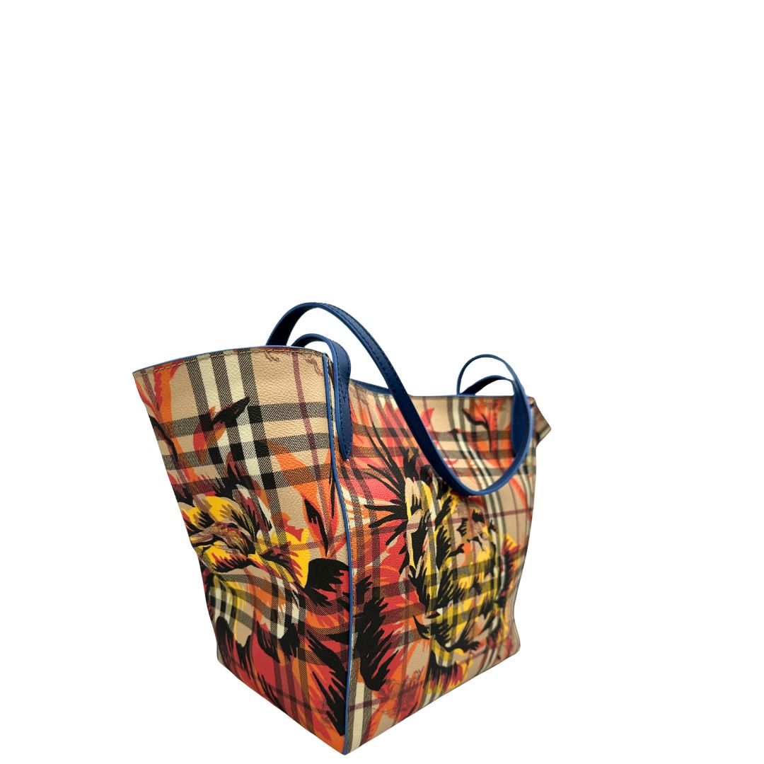 Lato di una Borsa Burberry in canvas beige trama tartan rifinita con parti in pelle blu e impreziosita da stampa floreale; indossabile a spalla. Originale, usata, di lusso, in ottime condizioni.
