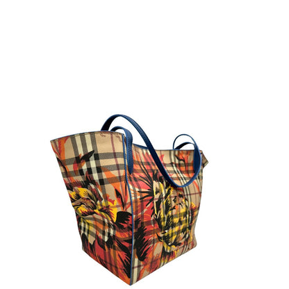 Lato di una Borsa Burberry in canvas beige trama tartan rifinita con parti in pelle blu e impreziosita da stampa floreale; indossabile a spalla. Originale, usata, di lusso, in ottime condizioni.