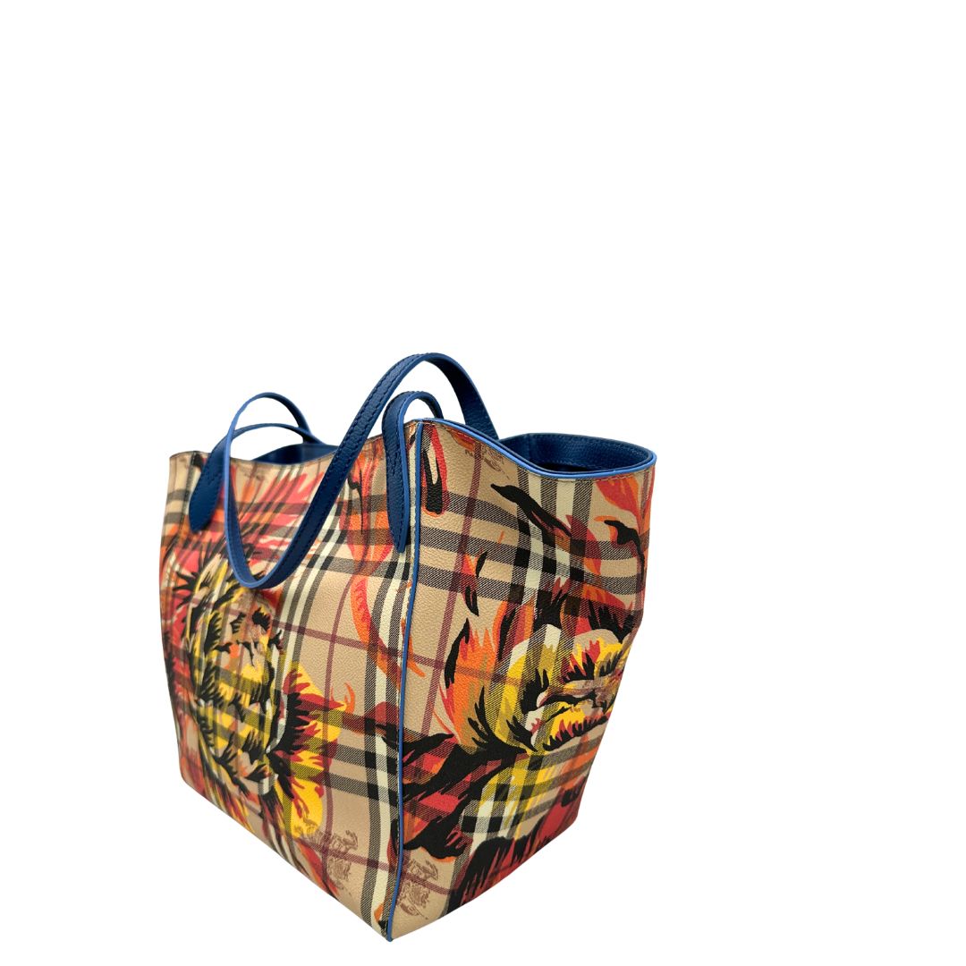 lato di una Borsa Burberry in canvas beige trama tartan rifinita con parti in pelle blu e impreziosita da stampa floreale; indossabile a spalla. Originale, usata, di lusso, in ottime condizioni.