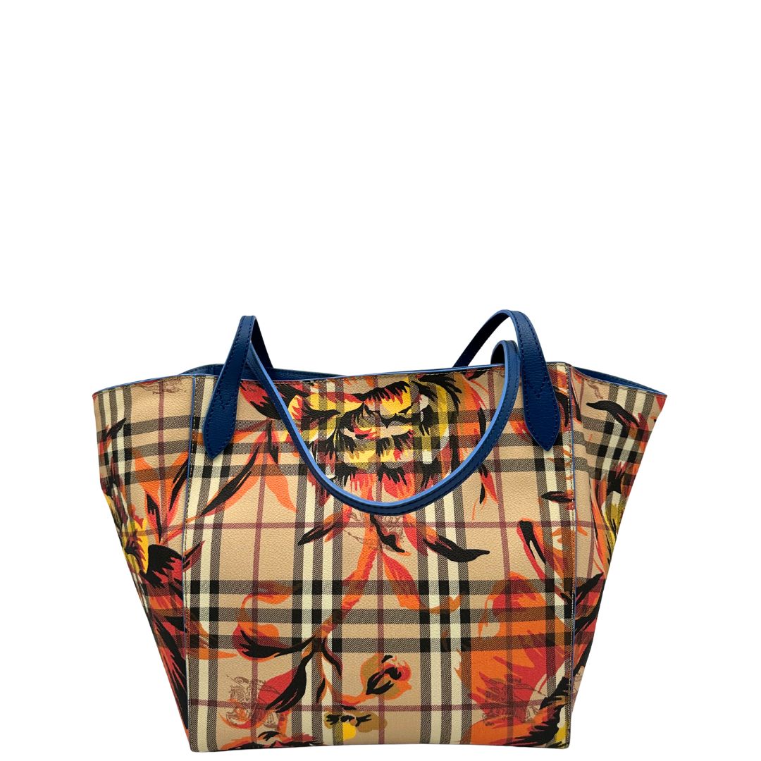  Retro di una Borsa Burberry in canvas beige trama tartan rifinita con parti in pelle blu e impreziosita da stampa floreale; indossabile a spalla. Originale, usata, di lusso, in ottime condizioni.