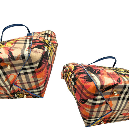 Angoli di una Borsa Burberry in canvas beige trama tartan rifinita con parti in pelle blu e impreziosita da stampa floreale; indossabile a spalla. Originale, usata, di lusso, in ottime condizioni.