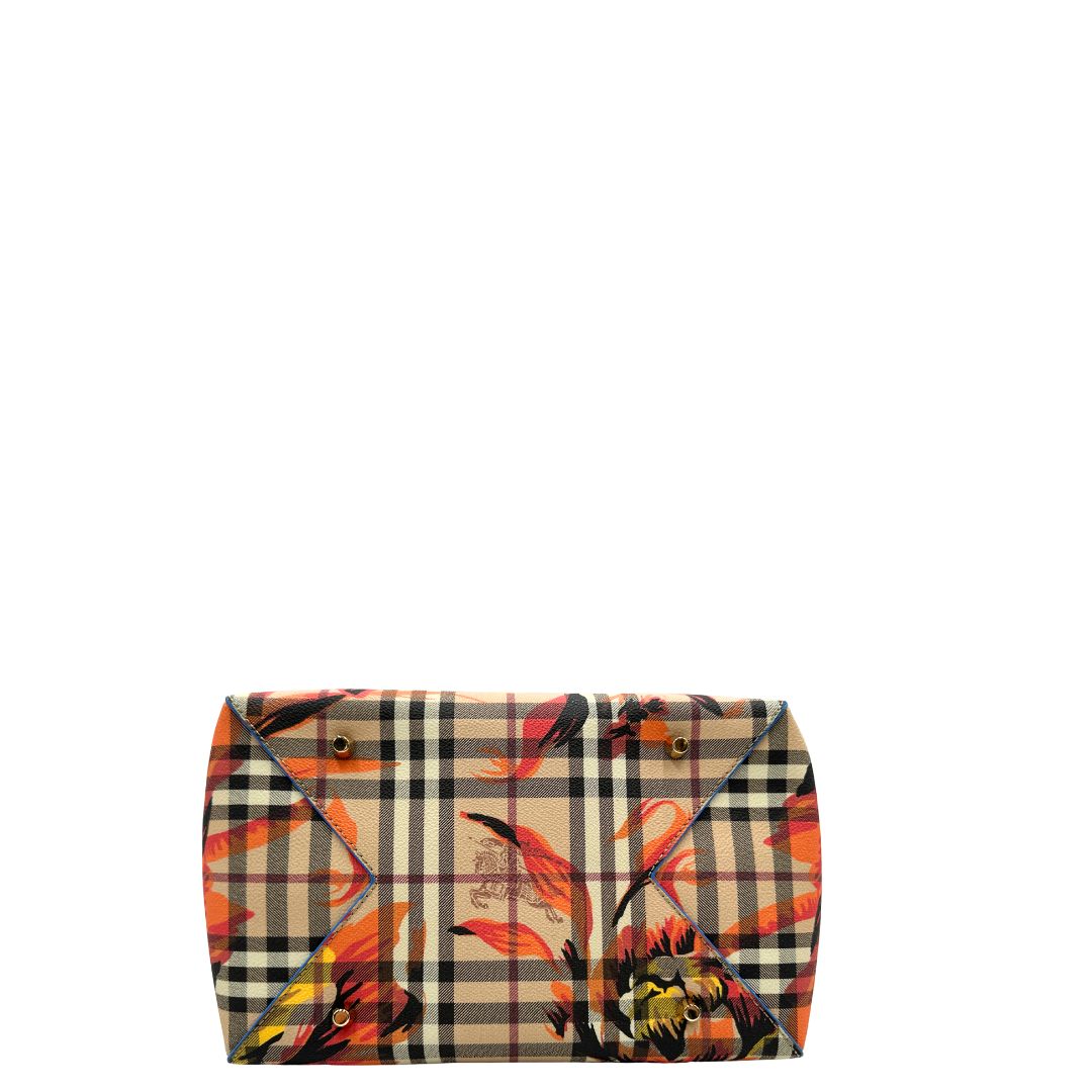 Base di una Borsa Burberry in canvas beige trama tartan rifinita con parti in pelle blu e impreziosita da stampa floreale; indossabile a spalla. Originale, usata, di lusso, in ottime condizioni.