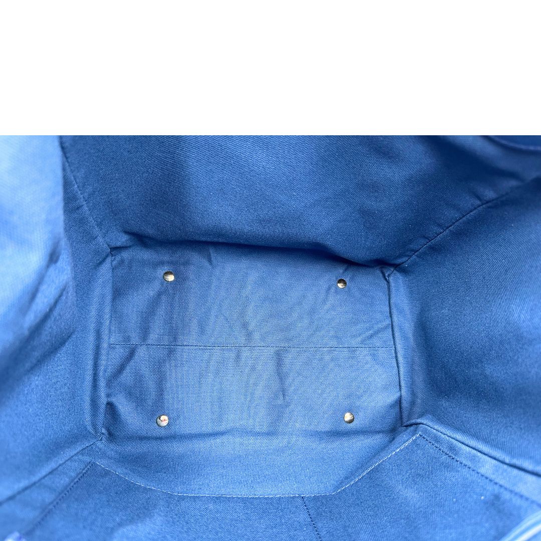 Interno di una Borsa Burberry in canvas beige trama tartan rifinita con parti in pelle blu e impreziosita da stampa floreale; indossabile a spalla. Originale, usata, di lusso, in ottime condizioni.