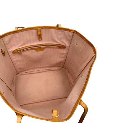 Interno di una borsa Neverfull MM Louis Vuitton in canvas Damier Azur con finiture in vacchetta naturale e parti metalliche dorate. Originale, usata, di lusso, in ottime condizioni