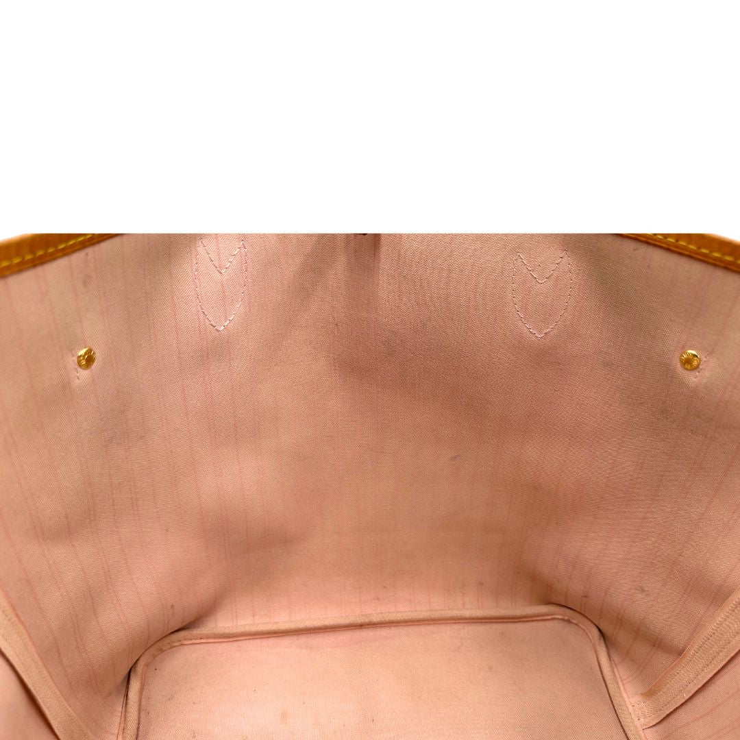 Interno di una borsa Neverfull MM Louis Vuitton in canvas Damier Azur con finiture in vacchetta naturale e parti metalliche dorate. Originale, usata, di lusso, in ottime condizioni