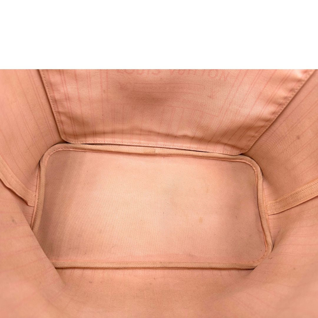 Interno di una borsa Neverfull MM Louis Vuitton in canvas Damier Azur con finiture in vacchetta naturale e parti metalliche dorate. Originale, usata, di lusso, in ottime condizioni