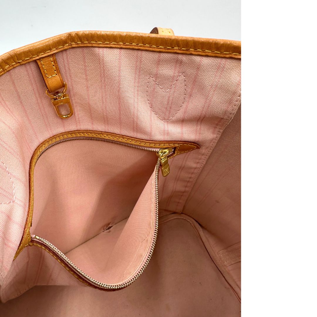 Tasca di una borsa Neverfull MM Louis Vuitton in canvas Damier Azur con finiture in vacchetta naturale e parti metalliche dorate. Originale, usata, di lusso, in ottime condizioni