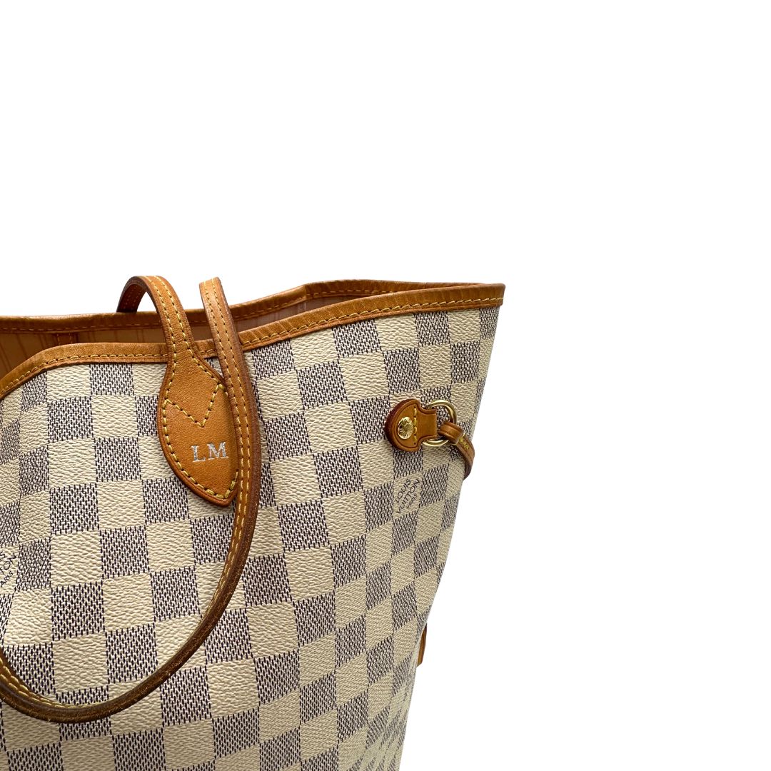 una borsa Neverfull MM Louis Vuitton in canvas Damier Azur con finiture in vacchetta naturale e parti metalliche dorate. Originale, usata, di lusso, in ottime condizioni