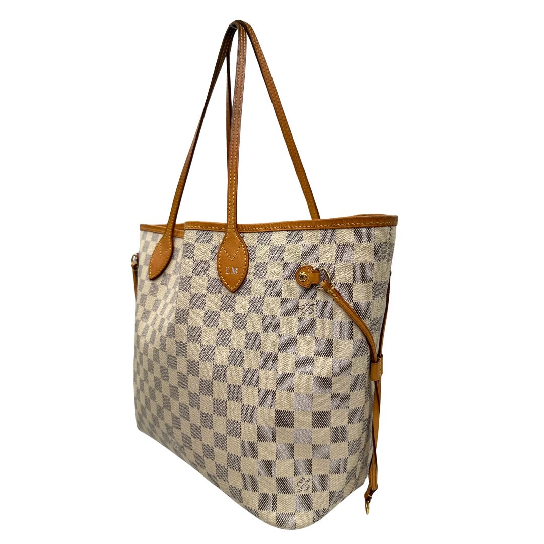 Laterali di una borsa Neverfull MM Louis Vuitton in canvas Damier Azur con finiture in vacchetta naturale e parti metalliche dorate. Originale, usata, di lusso, in ottime condizioni
