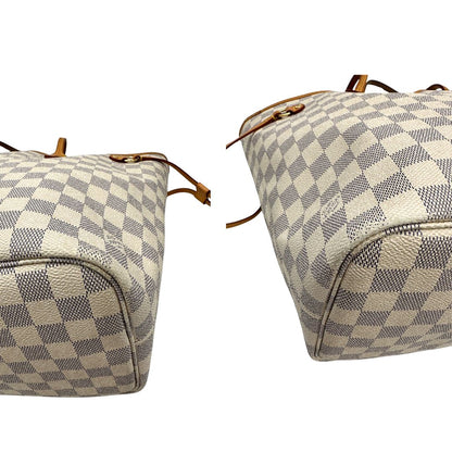 Angoli di una borsa Neverfull MM Louis Vuitton in canvas Damier Azur con finiture in vacchetta naturale e parti metalliche dorate. Originale, usata, di lusso, in ottime condizioni