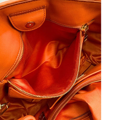 Tasca di una Borsa Miu Miu realizzata in nappa matelassé arancione con parti metalliche dorate; munita di due manici stondati e una tracolla regolabile amovibile. Originale, usata, di lusso, in ottime condizioni