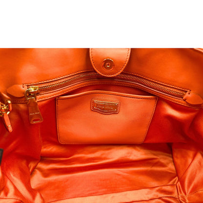 Tasca di una Borsa Miu Miu realizzata in nappa matelassé arancione con parti metalliche dorate; munita di due manici stondati e una tracolla regolabile amovibile. Originale, usata, di lusso, in ottime condizioni