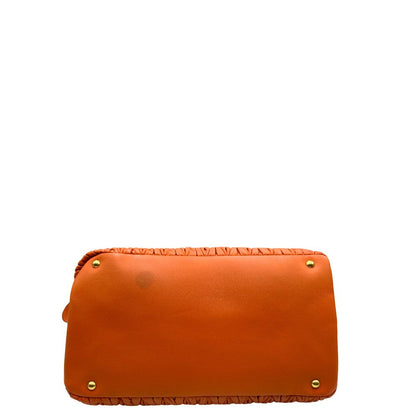 Base di una Borsa Miu Miu realizzata in nappa matelassé arancione con parti metalliche dorate; munita di due manici stondati e una tracolla regolabile amovibile. Originale, usata, di lusso, in ottime condizioni