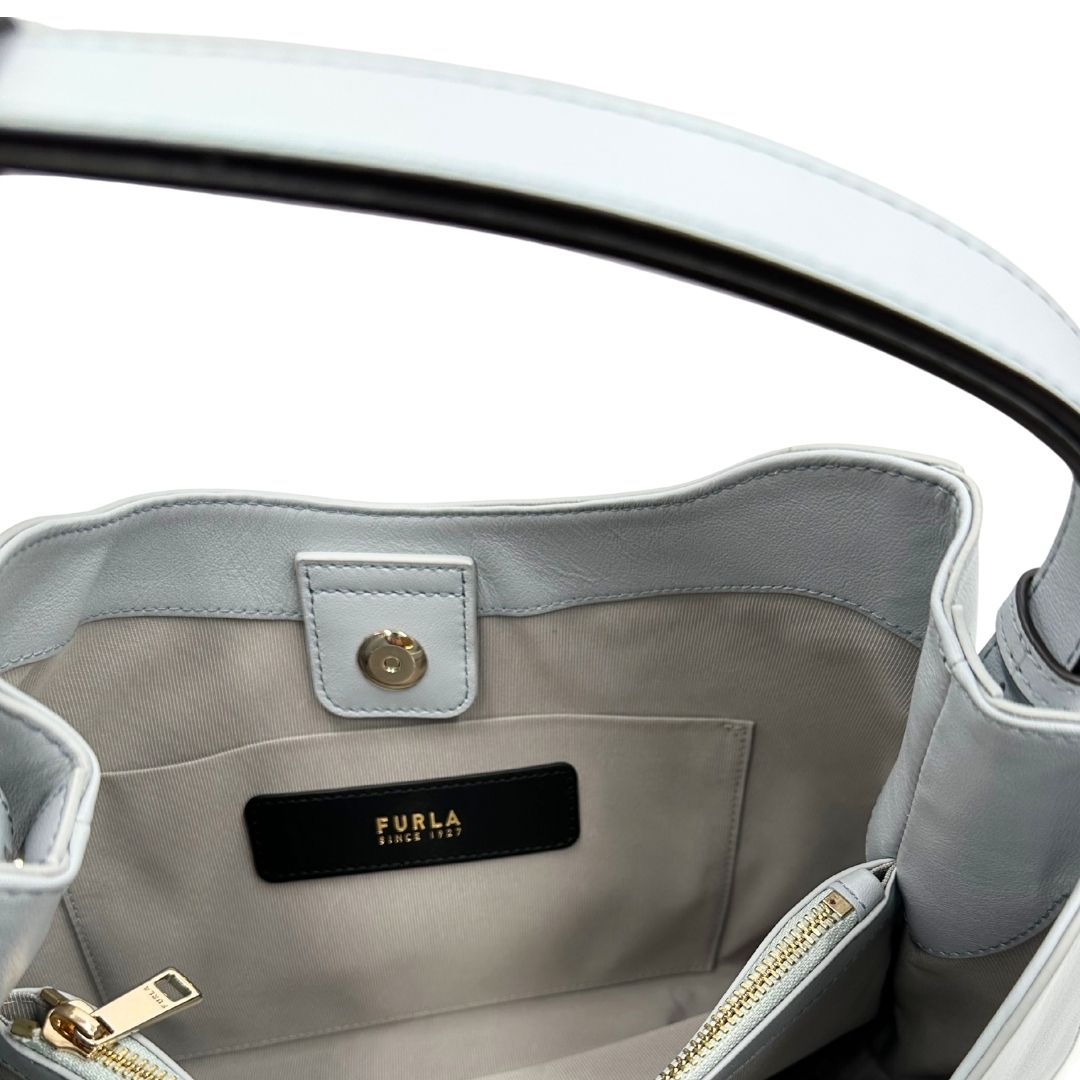interno  Borsa Furla Nuvola in pelle azzurro polvere con parti metalliche dorate; munita di un manico regolabile e rimovibile. Originale, usata, di lusso, in eccellenti condizioni