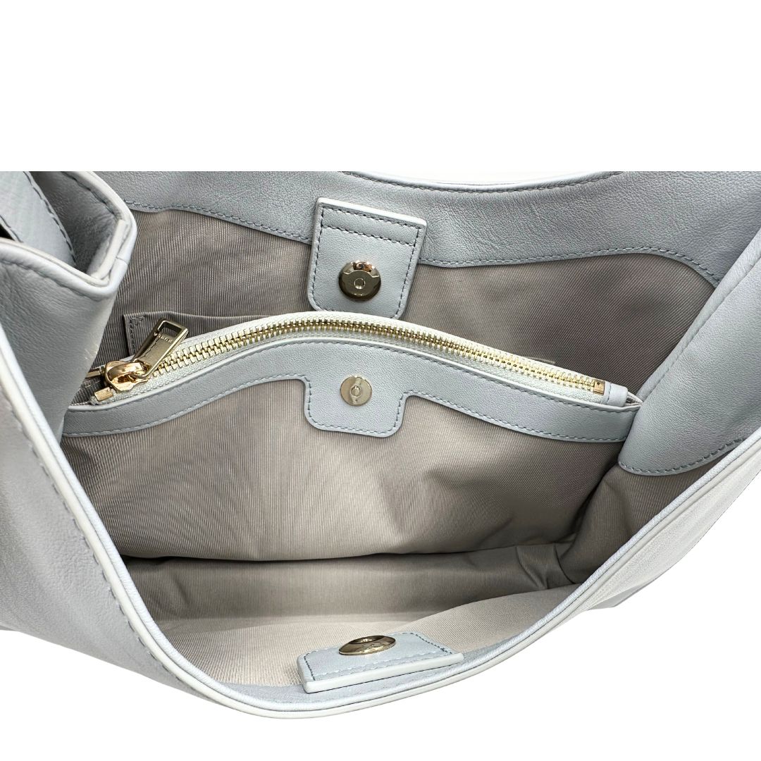 interno  Borsa Furla Nuvola in pelle azzurro polvere con parti metalliche dorate; munita di un manico regolabile e rimovibile. Originale, usata, di lusso, in eccellenti condizioni