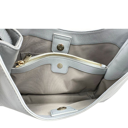interno  Borsa Furla Nuvola in pelle azzurro polvere con parti metalliche dorate; munita di un manico regolabile e rimovibile. Originale, usata, di lusso, in eccellenti condizioni