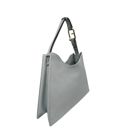 lato  Borsa Furla Nuvola in pelle azzurro polvere con parti metalliche dorate; munita di un manico regolabile e rimovibile. Originale, usata, di lusso, in eccellenti condizioni
