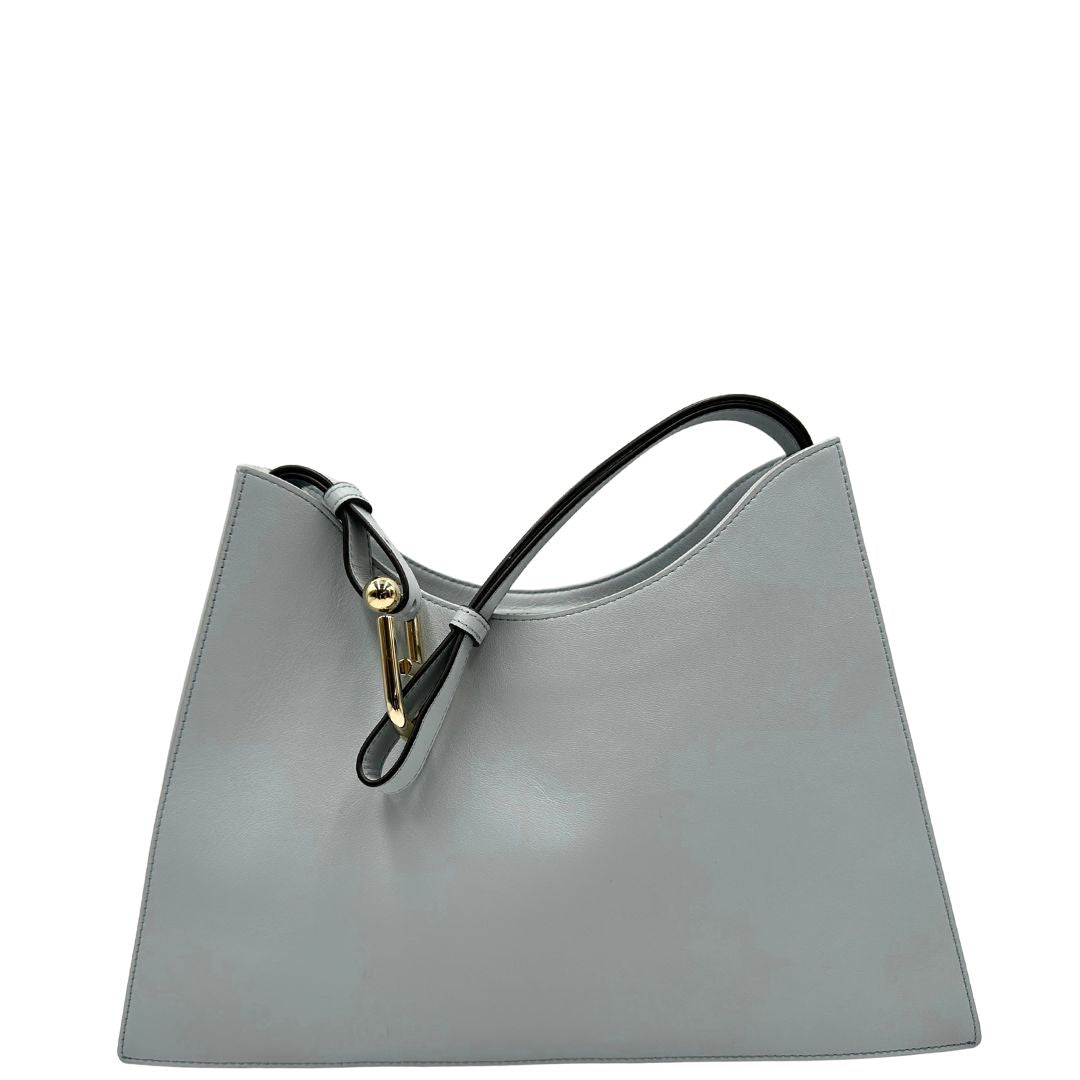 retro  Borsa Furla Nuvola in pelle azzurro polvere con parti metalliche dorate; munita di un manico regolabile e rimovibile. Originale, usata, di lusso, in eccellenti condizioni