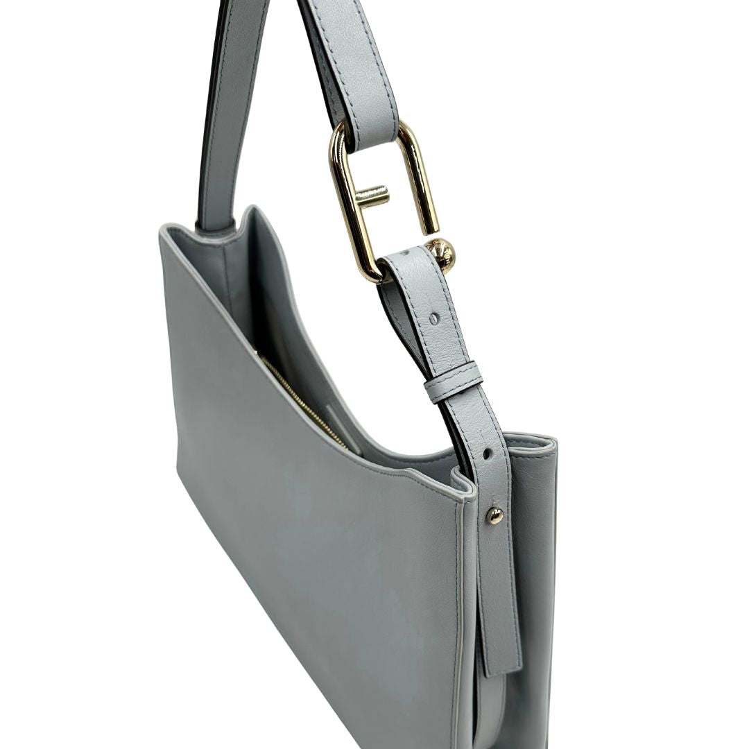  Borsa Furla Nuvola in pelle azzurro polvere con parti metalliche dorate; munita di un manico regolabile e rimovibile. Originale, usata, di lusso, in eccellenti condizioni 