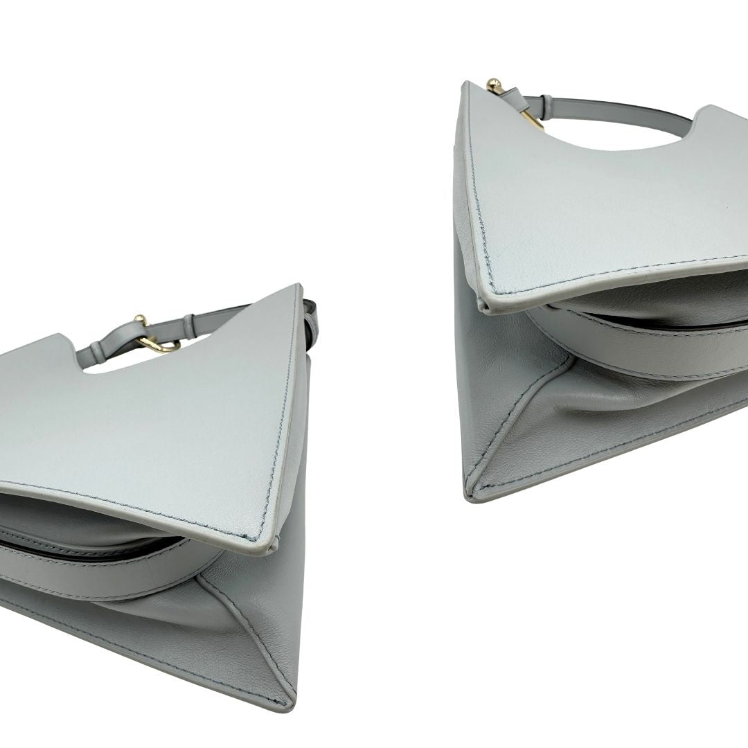 angoli  Borsa Furla Nuvola in pelle azzurro polvere con parti metalliche dorate; munita di un manico regolabile e rimovibile. Originale, usata, di lusso, in eccellenti condizioni