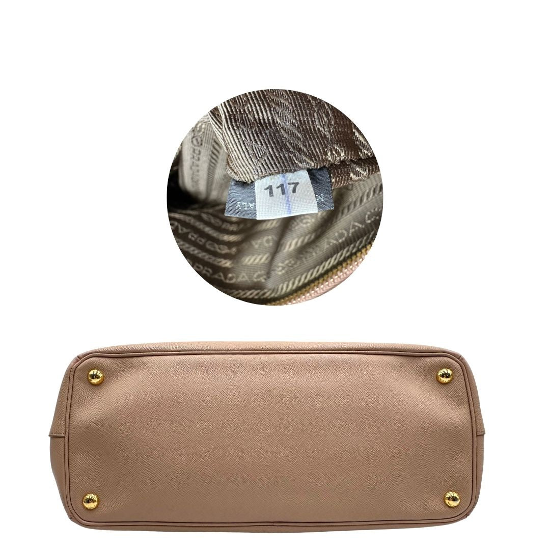 Borsa Prada in pelle saffiano rosa con parti metalliche dorate, munita di doppi manici stondati e una clochette portachiavi, di lusso, originale, usata.