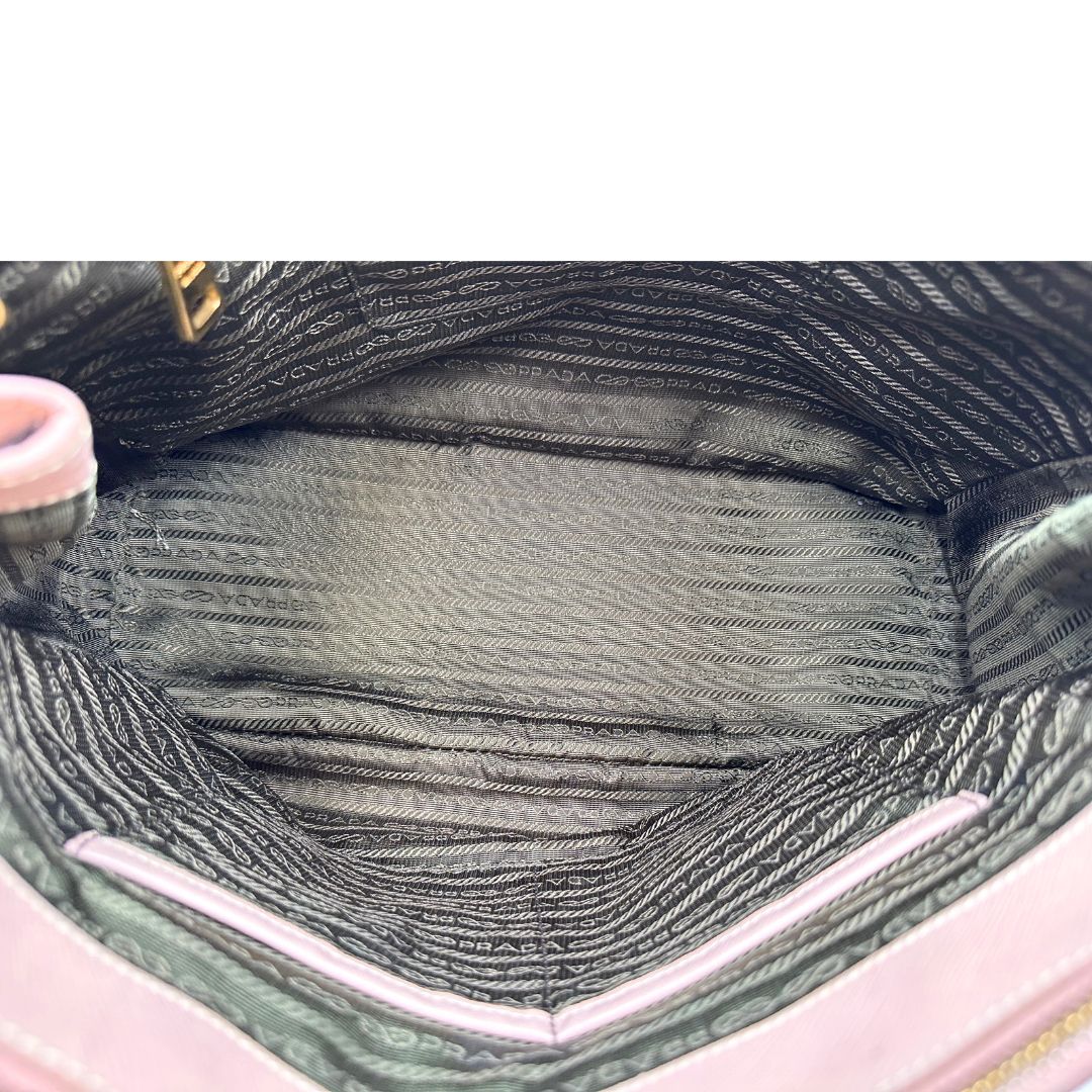 interno Borsa Prada in pelle saffiano rosa con parti metalliche dorate, munita di doppi manici stondati e una clochette portachiavi, di lusso, originale, usata.