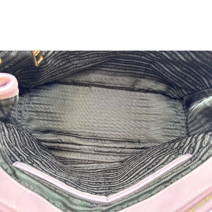 interno Borsa Prada in pelle saffiano rosa con parti metalliche dorate, munita di doppi manici stondati e una clochette portachiavi, di lusso, originale, usata.
