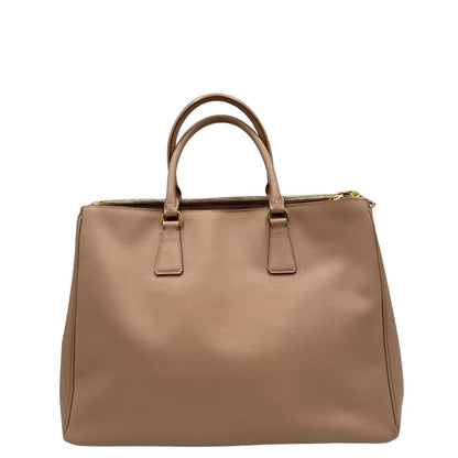 retro Borsa Prada in pelle saffiano rosa con parti metalliche dorate, munita di doppi manici stondati e una clochette portachiavi, di lusso, originale, usata. 