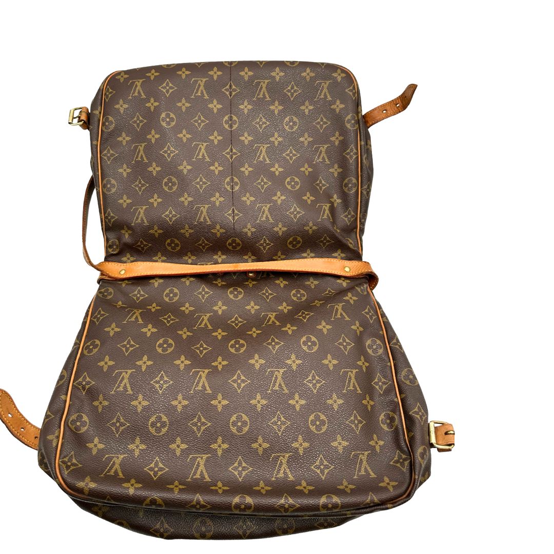 Borsa Saumur 35 Louis Vuitton in canvas marrone monogram con finiture in vacchetta naturale e parti metalliche dorate; da indossare a tracolla. Originale, usata, di lusso, in ottime condizioni