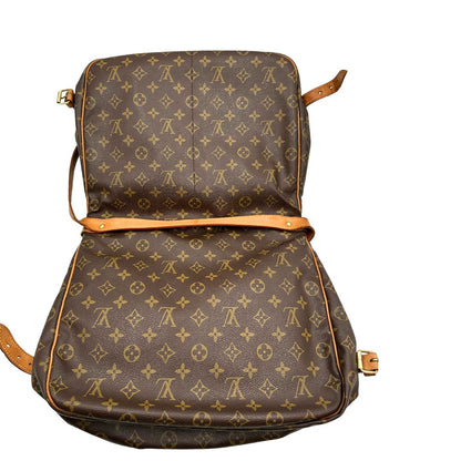Borsa Saumur 35 Louis Vuitton in canvas marrone monogram con finiture in vacchetta naturale e parti metalliche dorate; da indossare a tracolla. Originale, usata, di lusso, in ottime condizioni