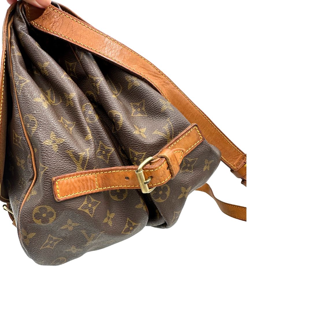 Borsa Saumur 35 Louis Vuitton in canvas marrone monogram con finiture in vacchetta naturale e parti metalliche dorate; da indossare a tracolla. Originale, usata, di lusso, in ottime condizioni