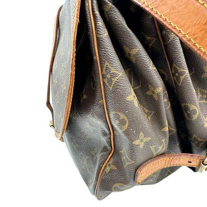 Borsa Saumur 35 Louis Vuitton in canvas marrone monogram con finiture in vacchetta naturale e parti metalliche dorate; da indossare a tracolla. Originale, usata, di lusso, in ottime condizioni